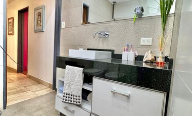 CASA CON LOCALES VENTA EN BLOCK, IMPECABLE ESTADO CON GARAGE Y 3 LOCALES CON RENTA