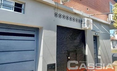 CASA CON LOCALES VENTA EN BLOCK, IMPECABLE ESTADO CON GARAGE Y 3 LOCALES CON RENTA