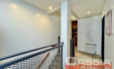CASA CON LOCALES VENTA EN BLOCK, IMPECABLE ESTADO CON GARAGE Y 3 LOCALES CON RENTA
