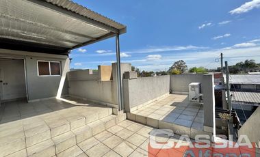 CASA CON LOCALES VENTA EN BLOCK, IMPECABLE ESTADO CON GARAGE Y 3 LOCALES CON RENTA