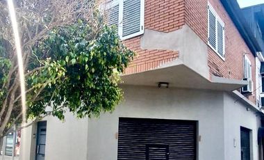 CASA CON LOCALES VENTA EN BLOCK, IMPECABLE ESTADO CON GARAGE Y 3 LOCALES CON RENTA