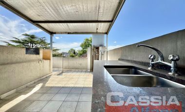 CASA CON LOCALES VENTA EN BLOCK, IMPECABLE ESTADO CON GARAGE Y 3 LOCALES CON RENTA