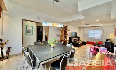 CASA CON LOCALES VENTA EN BLOCK, IMPECABLE ESTADO CON GARAGE Y 3 LOCALES CON RENTA