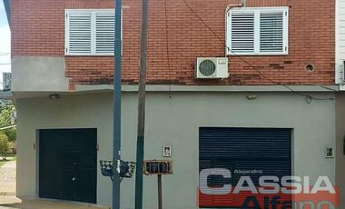 CASA CON LOCALES VENTA EN BLOCK, IMPECABLE ESTADO CON GARAGE Y 3 LOCALES CON RENTA