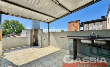 CASA CON LOCALES VENTA EN BLOCK, IMPECABLE ESTADO CON GARAGE Y 3 LOCALES CON RENTA