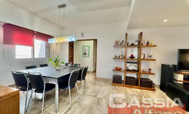 CASA CON LOCALES VENTA EN BLOCK, IMPECABLE ESTADO CON GARAGE Y 3 LOCALES CON RENTA