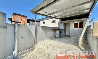 CASA CON LOCALES VENTA EN BLOCK, IMPECABLE ESTADO CON GARAGE Y 3 LOCALES CON RENTA