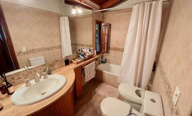 Chalet 5 ambientes en Caisamar