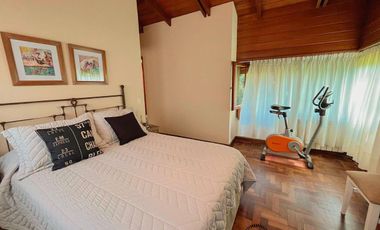 Chalet 5 ambientes en Caisamar