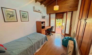 Chalet 5 ambientes en Caisamar