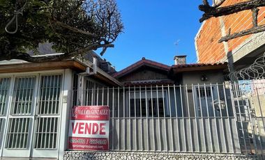 Casa en  venta de 3 ambientes con jardin, quincho , parrilla y cochera, ACEPTA PERMUTA - Wilde