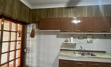 Casa en  venta de 3 ambientes con jardin, quincho , parrilla y cochera, ACEPTA PERMUTA - Wilde