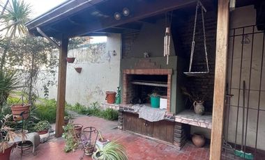 Casa en  venta de 3 ambientes con jardin, quincho , parrilla y cochera, ACEPTA PERMUTA - Wilde