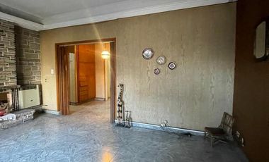 Casa en  venta de 3 ambientes con jardin, quincho , parrilla y cochera, ACEPTA PERMUTA - Wilde
