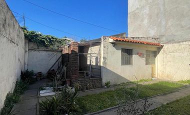 Casa en  venta de 3 ambientes con jardin, quincho , parrilla y cochera, ACEPTA PERMUTA - Wilde