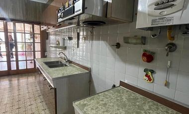 Casa en  venta de 3 ambientes con jardin, quincho , parrilla y cochera, ACEPTA PERMUTA - Wilde
