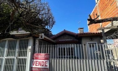 Casa en  venta de 3 ambientes con jardin, quincho , parrilla y cochera, ACEPTA PERMUTA - Wilde