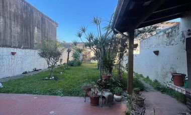 Casa en  venta de 3 ambientes con jardin, quincho , parrilla y cochera, ACEPTA PERMUTA - Wilde