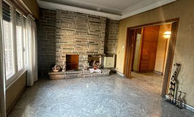 Casa en  venta de 3 ambientes con jardin, quincho , parrilla y cochera, ACEPTA PERMUTA - Wilde