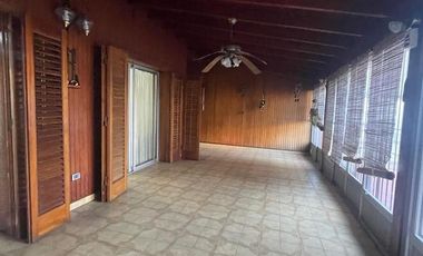 Casa en  venta de 3 ambientes con jardin, quincho , parrilla y cochera, ACEPTA PERMUTA - Wilde