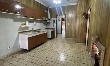 Casa en  venta de 3 ambientes con jardin, quincho , parrilla y cochera, ACEPTA PERMUTA - Wilde