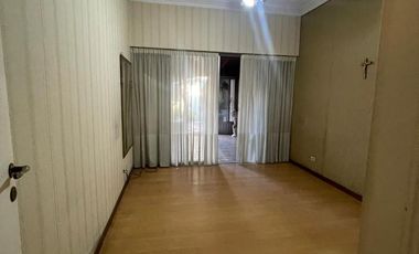 Casa en  venta de 3 ambientes con jardin, quincho , parrilla y cochera, ACEPTA PERMUTA - Wilde