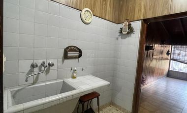 Casa en  venta de 3 ambientes con jardin, quincho , parrilla y cochera, ACEPTA PERMUTA - Wilde