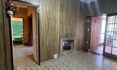 Casa en  venta de 3 ambientes con jardin, quincho , parrilla y cochera, ACEPTA PERMUTA - Wilde