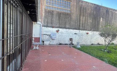 Casa en  venta de 3 ambientes con jardin, quincho , parrilla y cochera, ACEPTA PERMUTA - Wilde