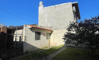 Casa en  venta de 3 ambientes con jardin, quincho , parrilla y cochera, ACEPTA PERMUTA - Wilde