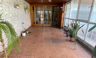 Casa en  venta de 3 ambientes con jardin, quincho , parrilla y cochera, ACEPTA PERMUTA - Wilde