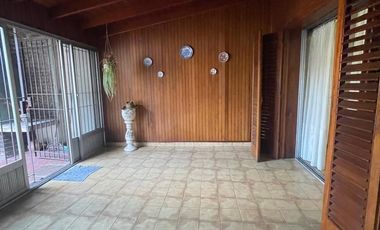 Casa en  venta de 3 ambientes con jardin, quincho , parrilla y cochera, ACEPTA PERMUTA - Wilde