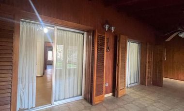 Casa en  venta de 3 ambientes con jardin, quincho , parrilla y cochera, ACEPTA PERMUTA - Wilde