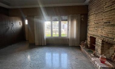 Casa en  venta de 3 ambientes con jardin, quincho , parrilla y cochera, ACEPTA PERMUTA - Wilde