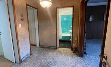 Casa en  venta de 3 ambientes con jardin, quincho , parrilla y cochera, ACEPTA PERMUTA - Wilde