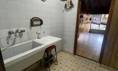 Casa en  venta de 3 ambientes con jardin, quincho , parrilla y cochera, ACEPTA PERMUTA - Wilde