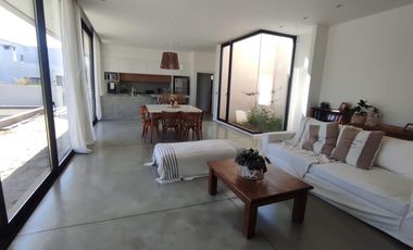 Casa en Puerto Roldan