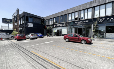 Local en esquina frente a la UVM en el corazón comercial de Juriquilla