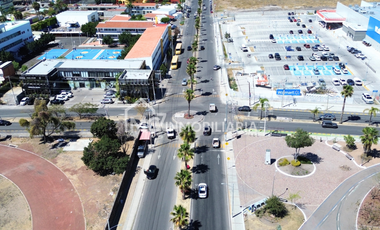 Local en esquina frente a la UVM en el corazón comercial de Juriquilla