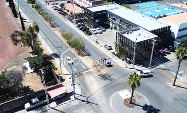 Local en esquina frente a la UVM en el corazón comercial de Juriquilla