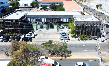 Local en esquina frente a la UVM en el corazón comercial de Juriquilla