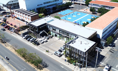 Local en esquina frente a la UVM en el corazón comercial de Juriquilla