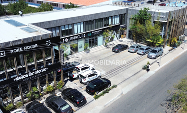Local en esquina frente a la UVM en el corazón comercial de Juriquilla