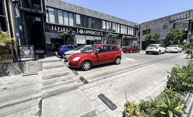 Local en esquina frente a la UVM en el corazón comercial de Juriquilla