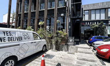 Local en esquina frente a la UVM en el corazón comercial de Juriquilla