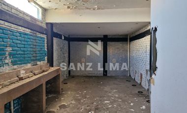 Blvd. López Mateos Pte.: Terreno con construcción para adecuar  a tu gusto.