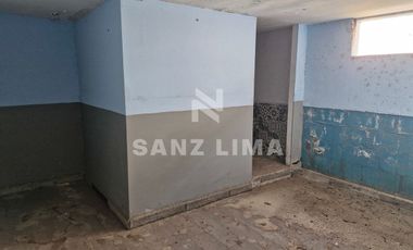 Blvd. López Mateos Pte.: Terreno con construcción para adecuar  a tu gusto.