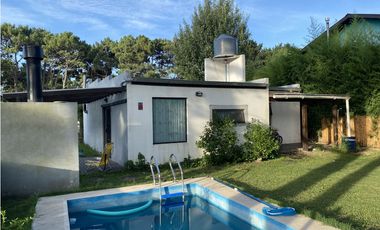 Casa con pileta en venta en La Caleta