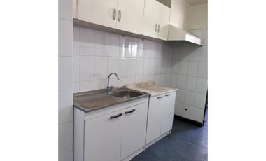 Se vende departamento remodelado en Club Hípico 3360