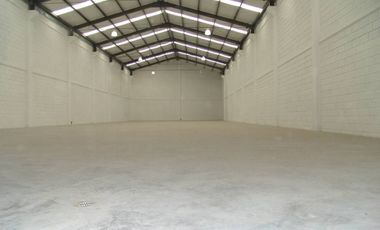 RENTA DE BODEGA 900M2 CUMBRES